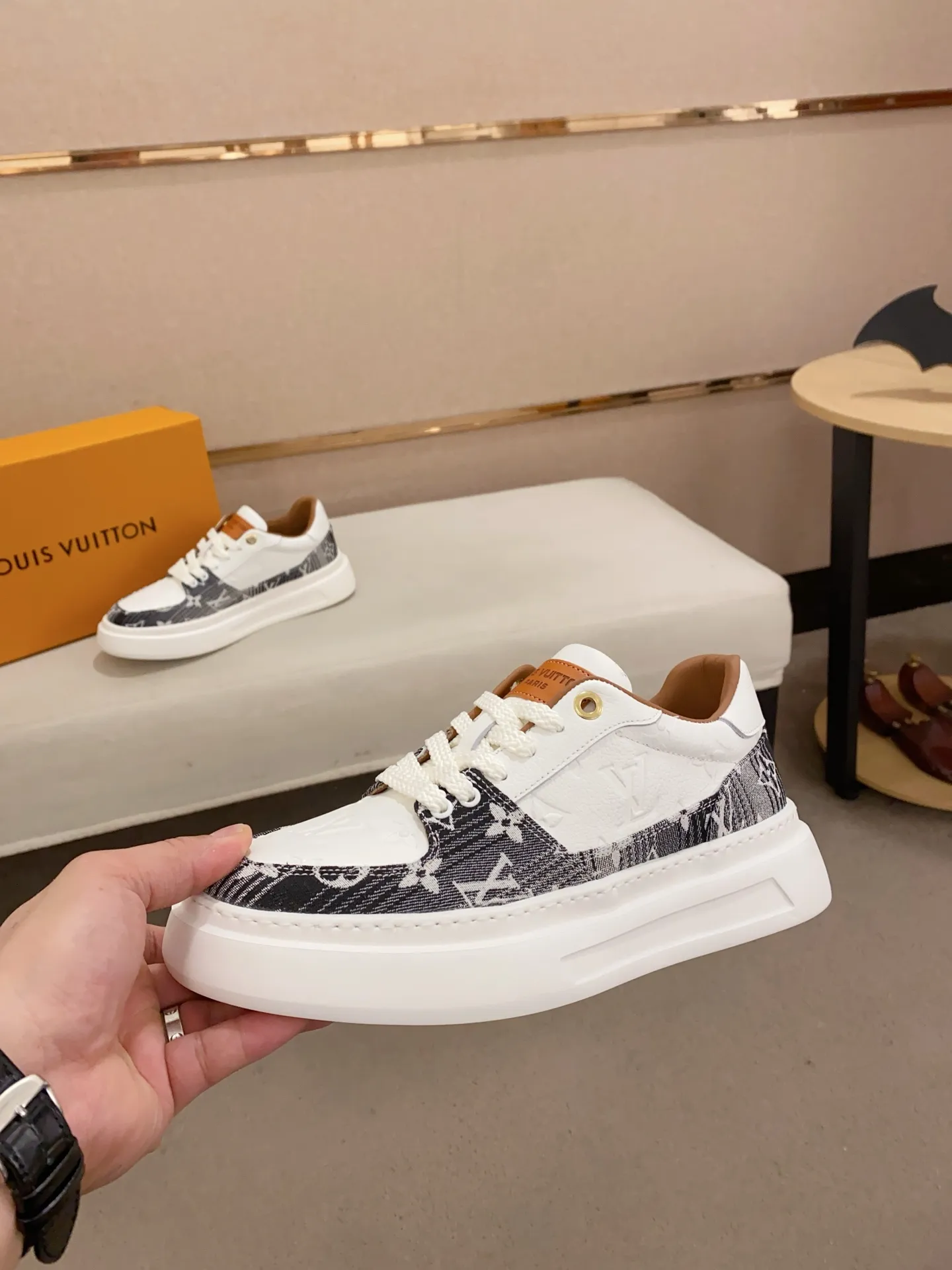 Factory price: 480💰🎉🎉LV~Louis Vuitton trendy men's shoes, new shipments, latest matching, same style as the official website, super high quality, best-selling season [strong][strong][strong]Selected first-layer cowhide, comfortable cowhide lining, original last, comfortable on the feet, wear-resistant rubber outsole, size: 38-44.